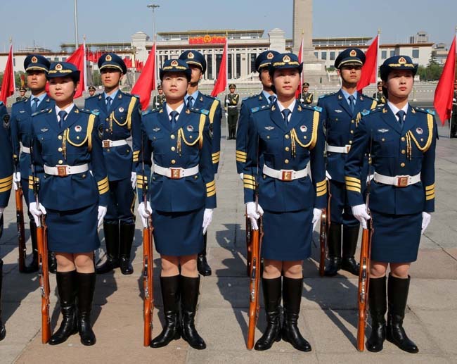 解放军首批仪仗女兵执行外交礼仪接受检阅