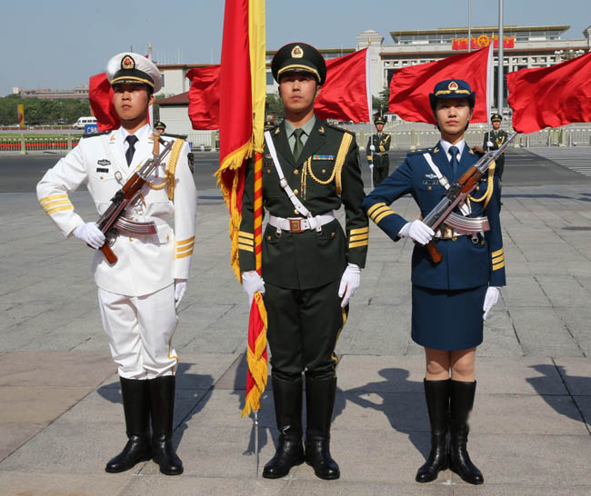 解放军首批仪仗女兵执行外交礼仪接受检阅