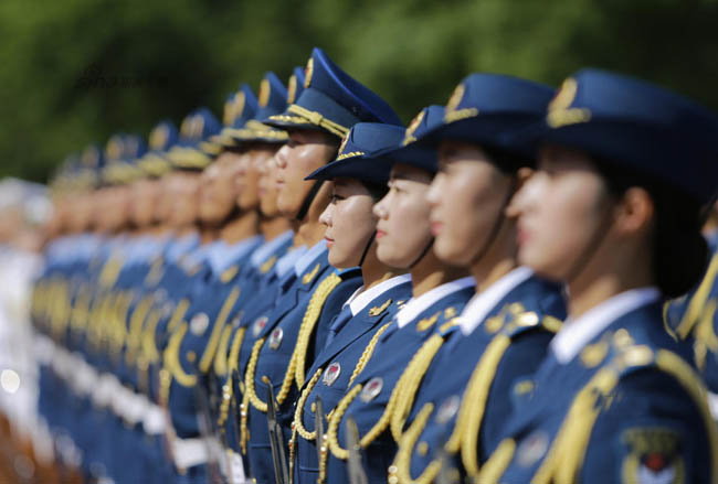 解放军首批仪仗女兵执行外交礼仪接受检阅