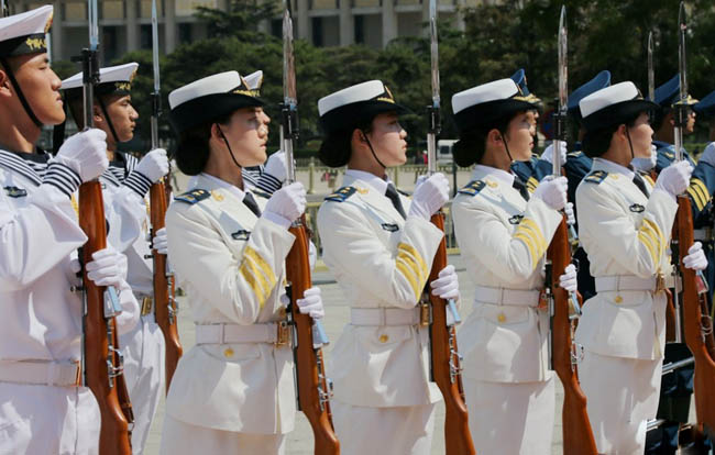 我军历史上首批仪仗女兵在京正式亮相