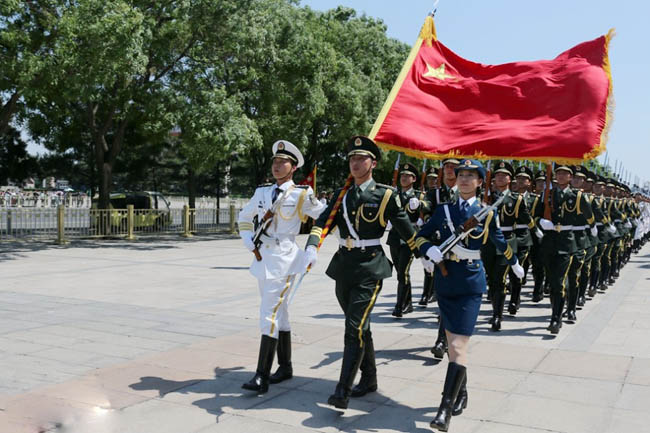 我军历史上首批仪仗女兵在京正式亮相