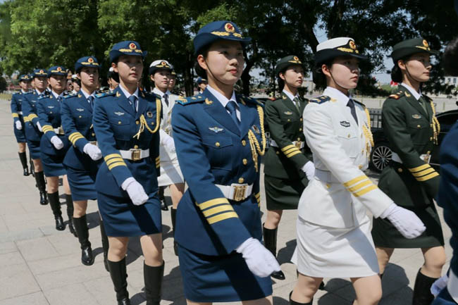 我军历史上首批仪仗女兵在京正式亮相