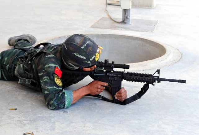 武警亮相国际特种兵比武 用M4卡宾枪参赛