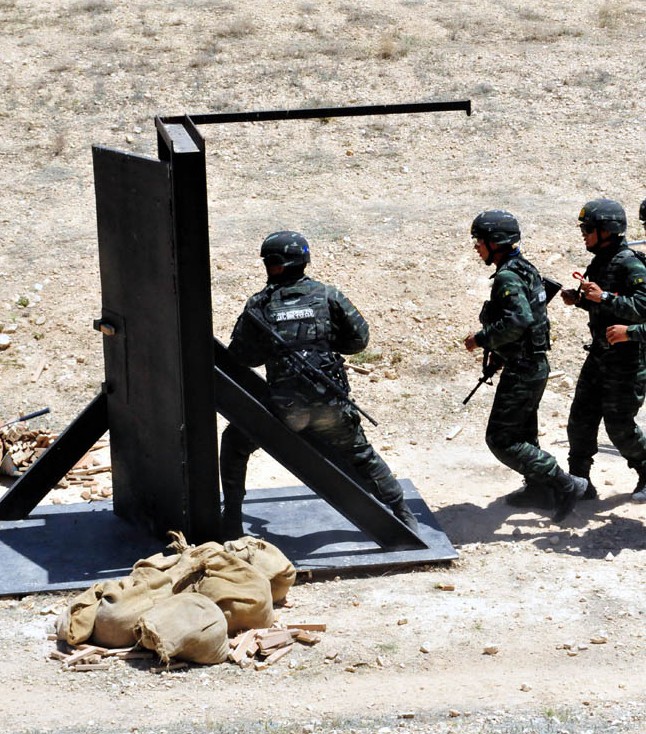武警亮相国际特种兵比武 用M4卡宾枪参赛