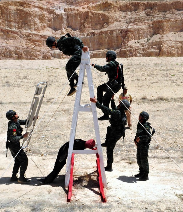 武警亮相国际特种兵比武 用M4卡宾枪参赛