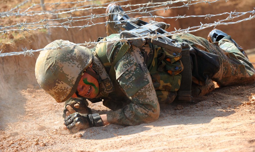 解放军特种兵综合技能考核 挑战身心极限