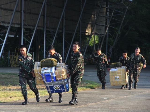 菲律宾出动飞机为侵占仁爱礁登陆舰空投补给