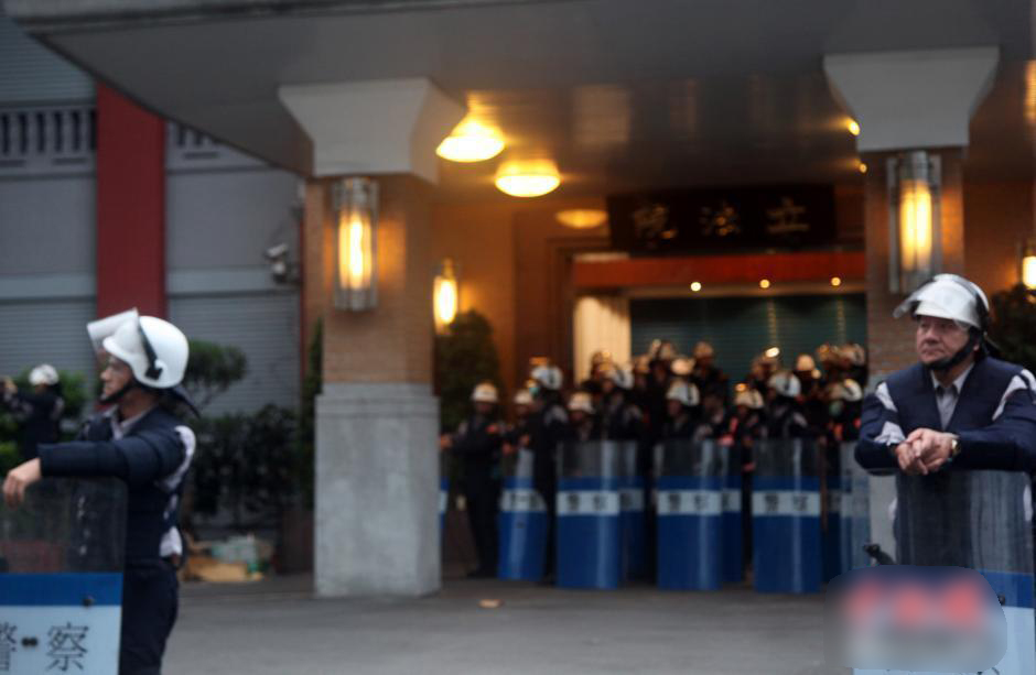 台北警方水攻“反核”游行民众致冲突