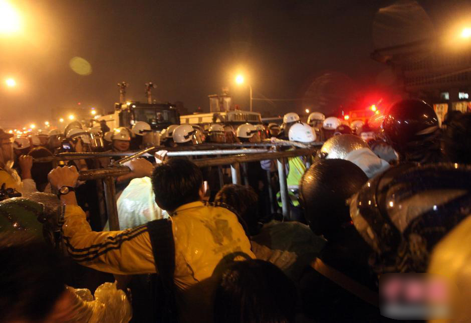 台北警方水攻“反核”游行民众致冲突