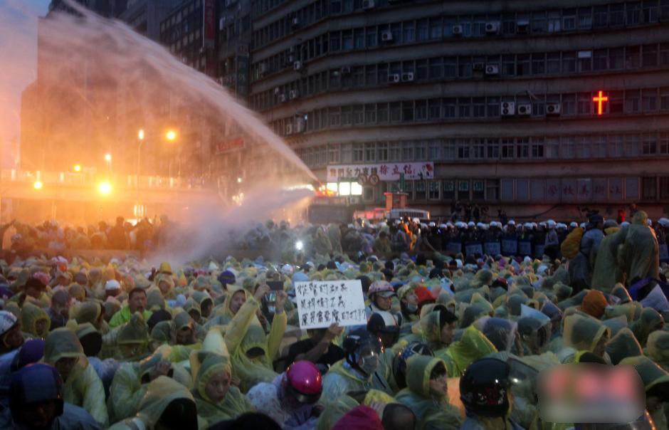 台北警方水攻“反核”游行民众致冲突
