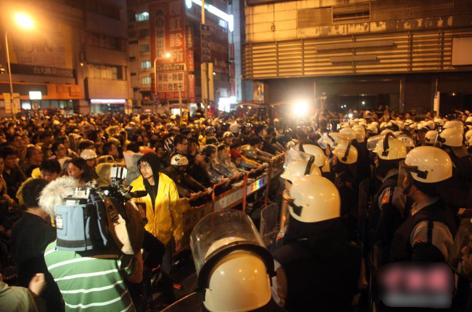 台北警方水攻“反核”游行民众致冲突