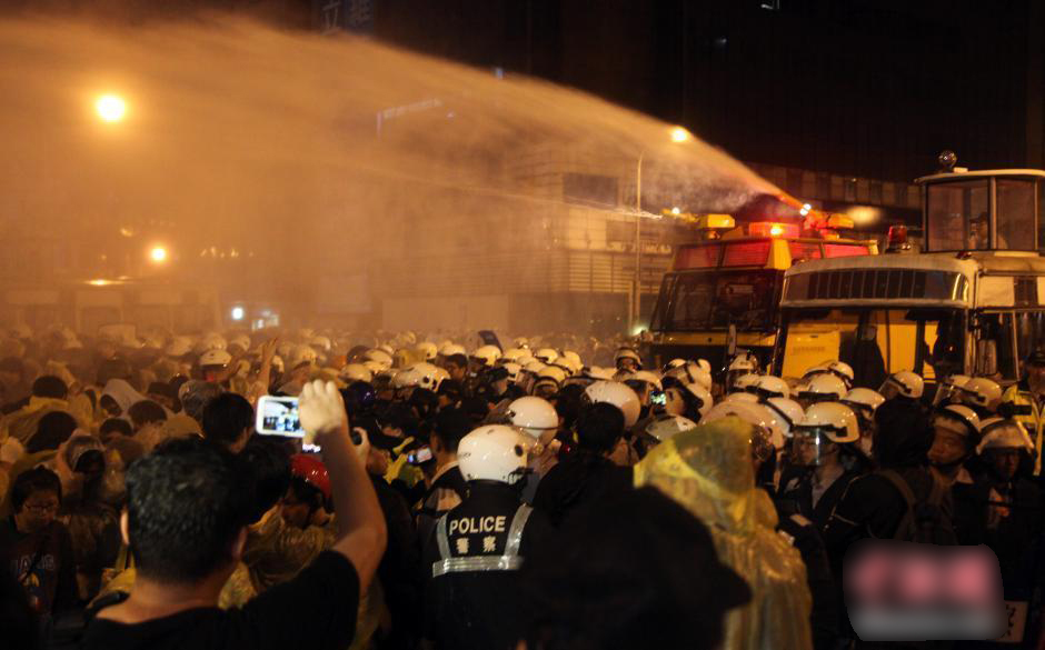 台北警方水攻“反核”游行民众致冲突