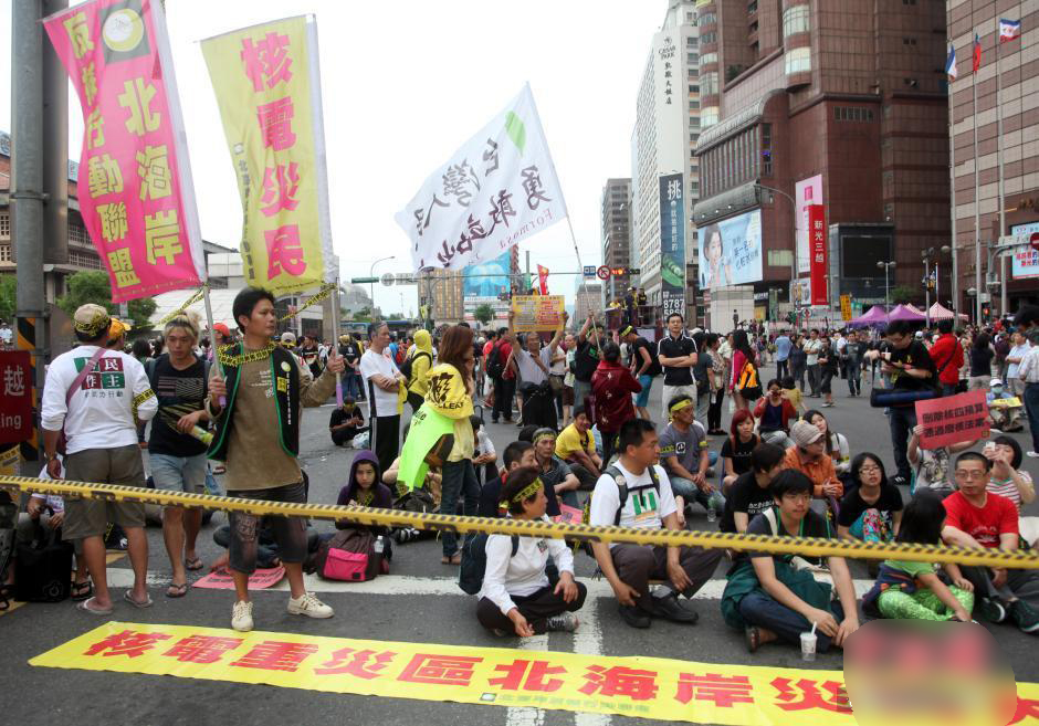 台北警方水攻“反核”游行民众致冲突