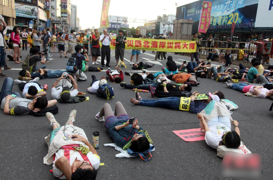 台北警方水攻“反核”游行民众致冲突