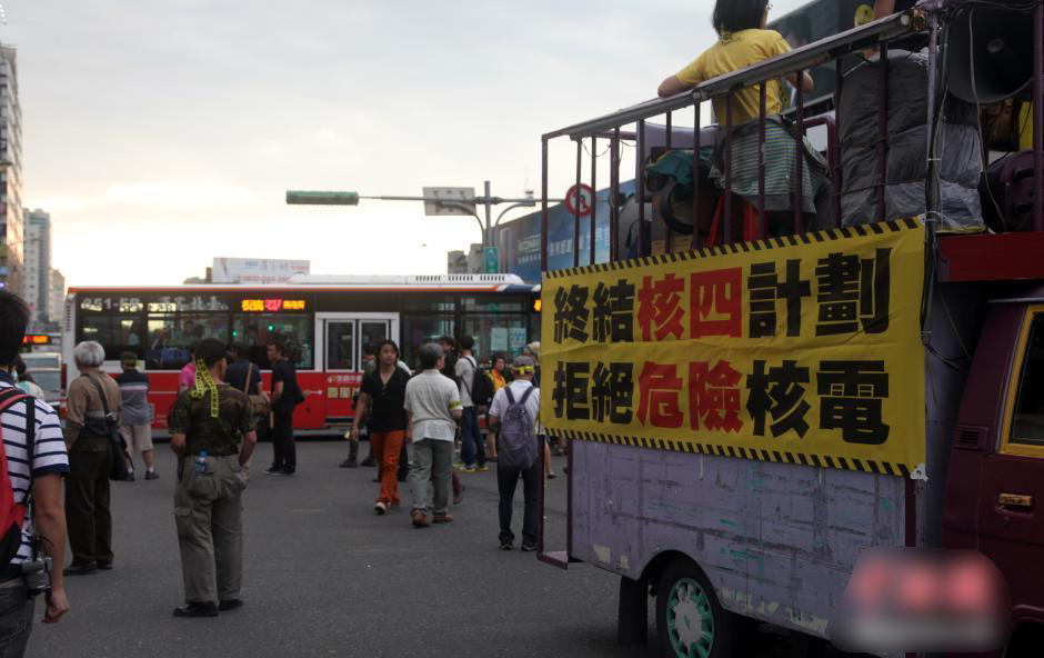 台北警方水攻“反核”游行民众致冲突