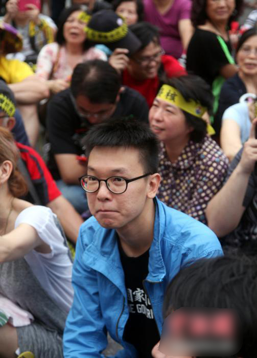 台北警方水攻“反核”游行民众致冲突
