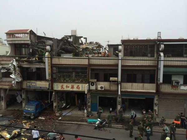 台军坠毁AH-64E伤情惨重 “破相”断为两截