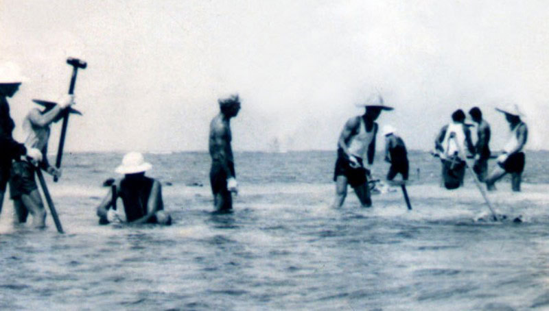 解放军南沙守备旧照：战士泡在海水中站岗