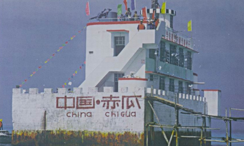 解放军南沙守备旧照：战士泡在海水中站岗