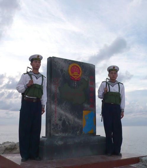 解放军南沙守备旧照：战士泡在海水中站岗