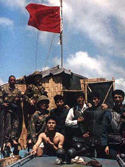 解放军南沙守备旧照：战士泡在海水中站岗