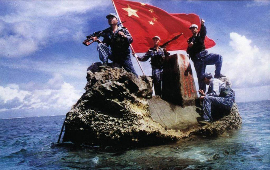 解放军南沙守备旧照：战士泡在海水中站岗