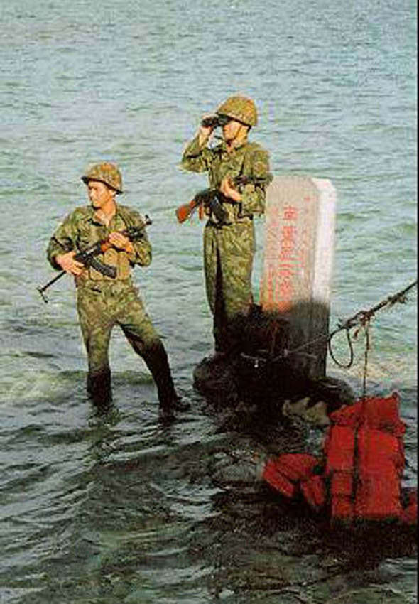 解放军南沙守备旧照：战士泡在海水中站岗
