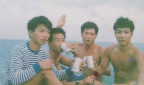解放军南沙守备旧照：战士泡在海水中站岗
