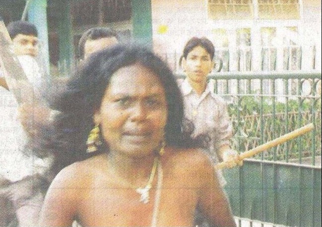 印度暴民剥光殴打 部落游行女子