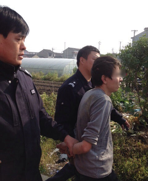 浙江男子持刀追砍母亲 称要单挑警察