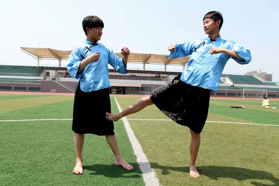 毕业照反串致青春 男生穿婚纱也美丽