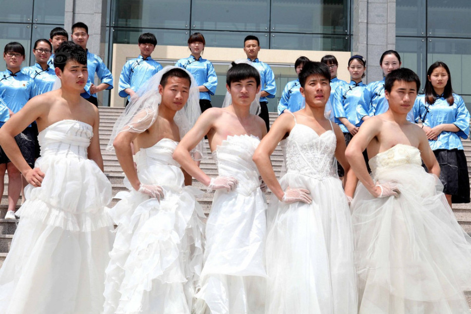 毕业照反串致青春 男生穿婚纱也美丽