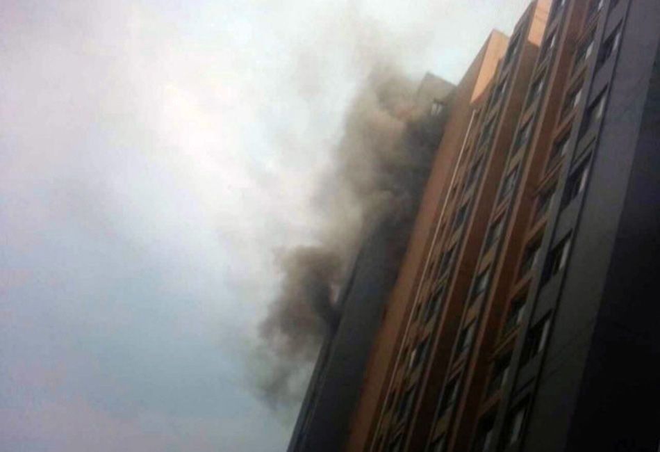 上海一居民楼发生火灾 已致2名消防员牺牲