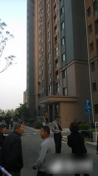 上海一居民楼发生火灾 已致2名消防员牺牲