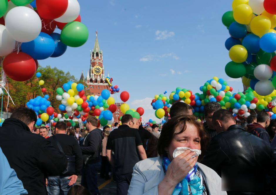 俄罗斯10万民众参加五一大游行