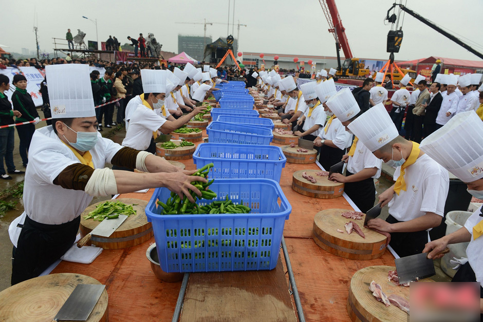 世界最大份辣椒炒肉出锅 食材近3吨