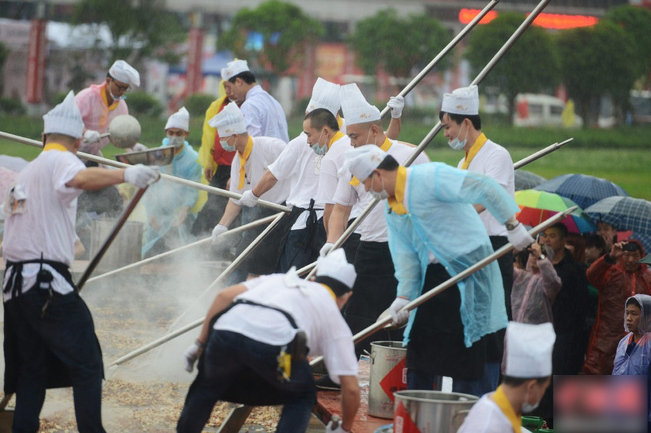 世界最大份辣椒炒肉出锅 食材近3吨