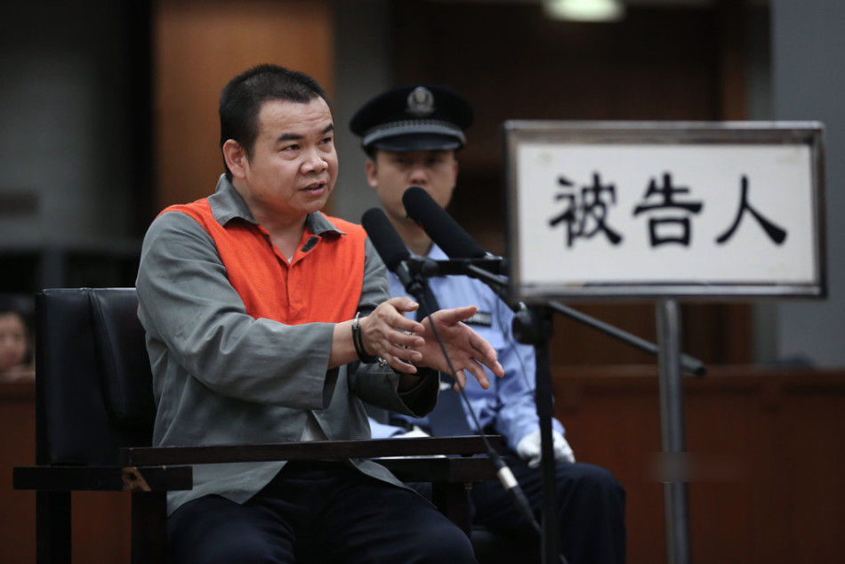 父亲砍死13岁追星女儿 受审向岳父下跪