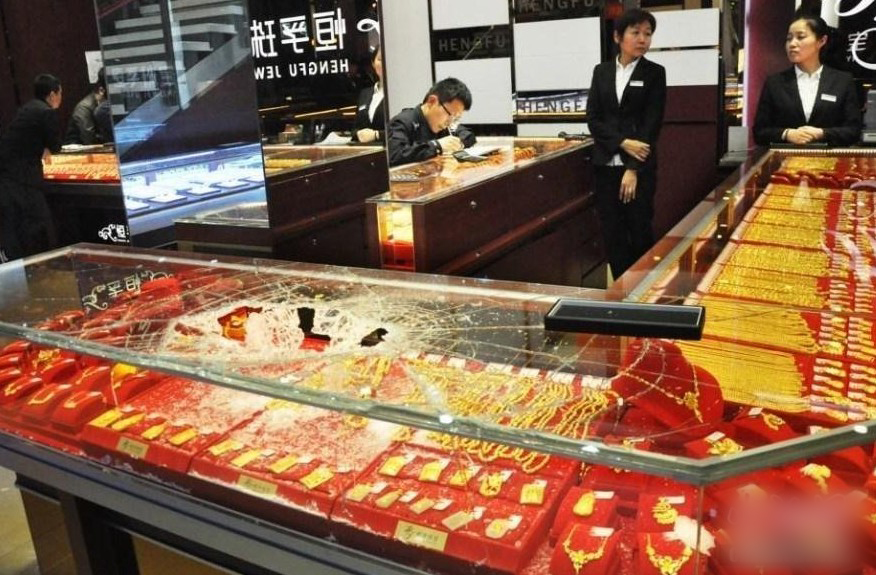 苏州金店遭抢 劫匪10秒内抢走金饰