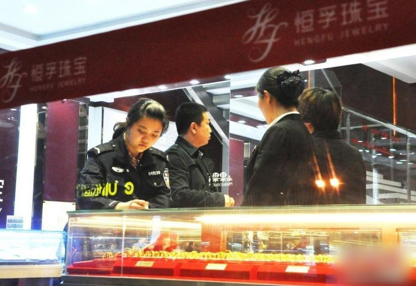 苏州金店遭抢 劫匪10秒内抢走金饰
