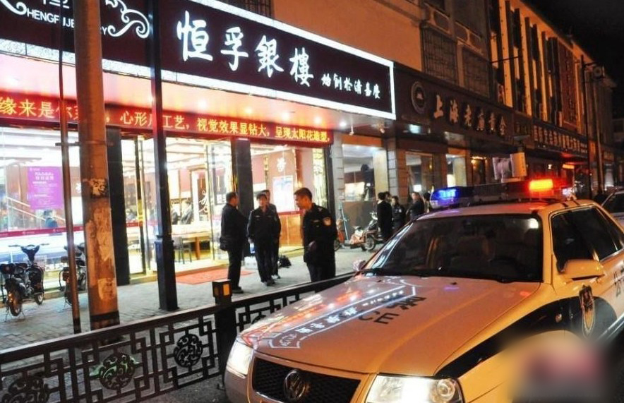 苏州金店遭抢 劫匪10秒内抢走金饰
