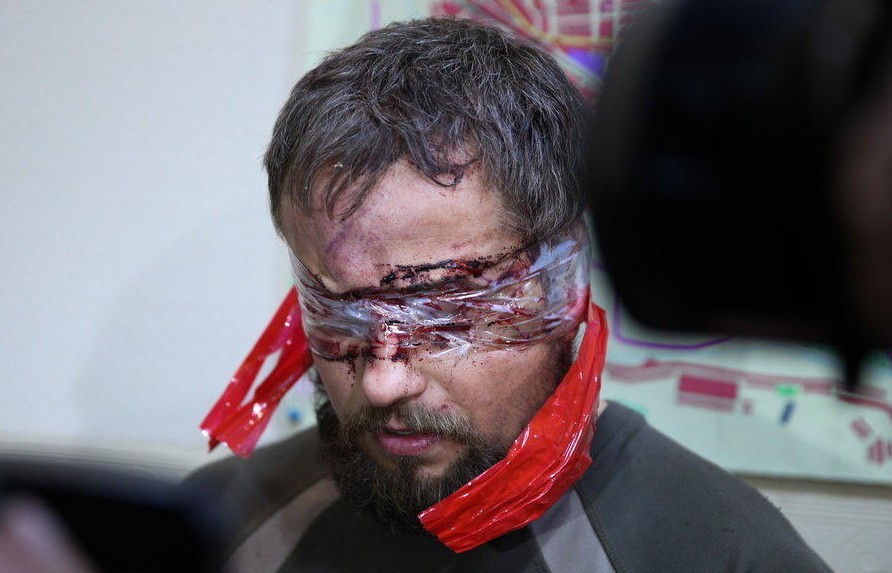 乌克兰特种部队军官遭蒙眼脱裤示众