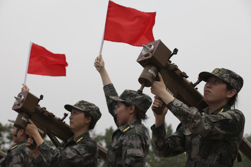 中国女民兵防空导弹手首次亮相