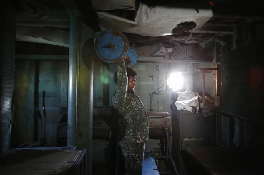 2014年3月29日，菲律宾派渔船向坐沉中国仁爱礁登陆舰上驻防人员送去补给。同时，有媒体也随船登上坐沉战舰进行了拍摄，包括舰上驻防人员的卧室、厨房、会议室、等比较少见的内舱照。