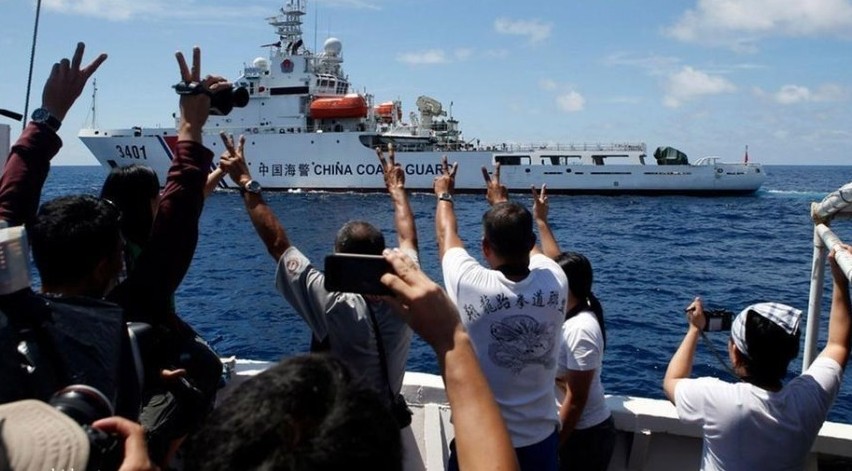 搭载士兵的菲律宾渔船29日突破中国的封锁线，抵达仁爱礁。对此，外交部发言人洪磊29日就菲律宾炒作仁爱礁问题答记者问时表示，中方绝不会容许菲方以任何形式侵占仁爱礁。