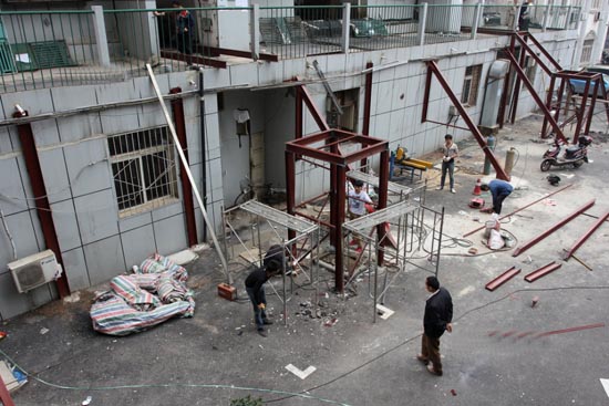 武汉小区6栋楼沉降开裂 80多户居民住危房