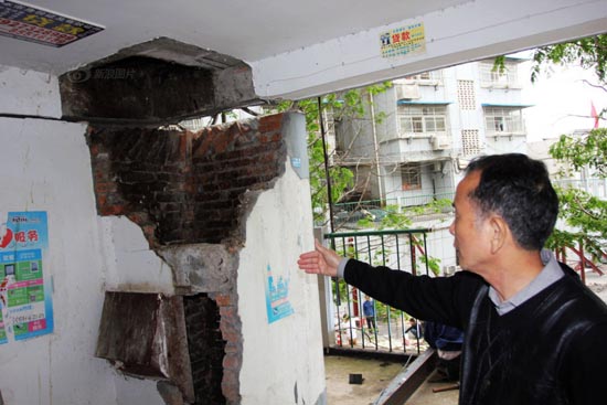 武汉小区6栋楼沉降开裂 80多户居民住危房
