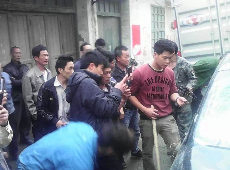 广西偷狗男子被追打