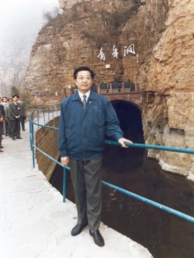 1995年4月14日，胡锦涛在河南林州红旗渠参观。