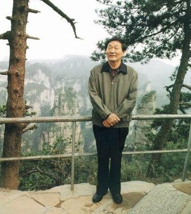 2001年4月，朱镕基视察张家界市旅游资源时在黄石寨留影。